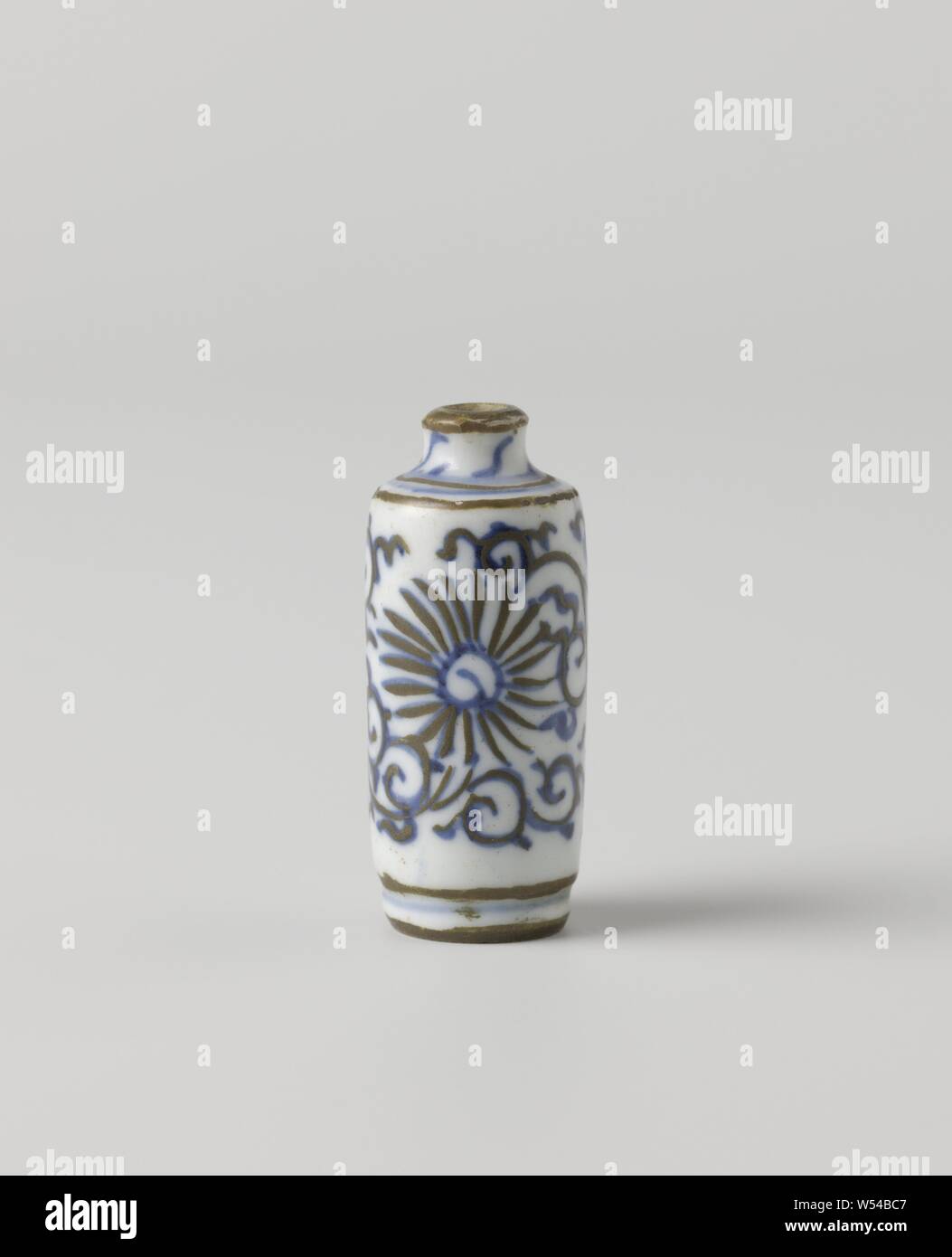 Cylindrical miniature vase with flower scrolls, Cylindrical miniature vase of porcelain, painted in underglaze blue and on the glaze gold. The wall is covered with floral scrolls, set with gold. Blue White., anonymous, China, c. 1675 - c. 1724, Qing-dynasty (1644-1912) / Kangxi-period (1662-1722) / Yongzheng-period (1723-1735), porcelain (material), glaze, cobalt (mineral), vitrification, h 4.8 cm d 0.4 cm d 2 cm d 1.7 cm Stock Photo