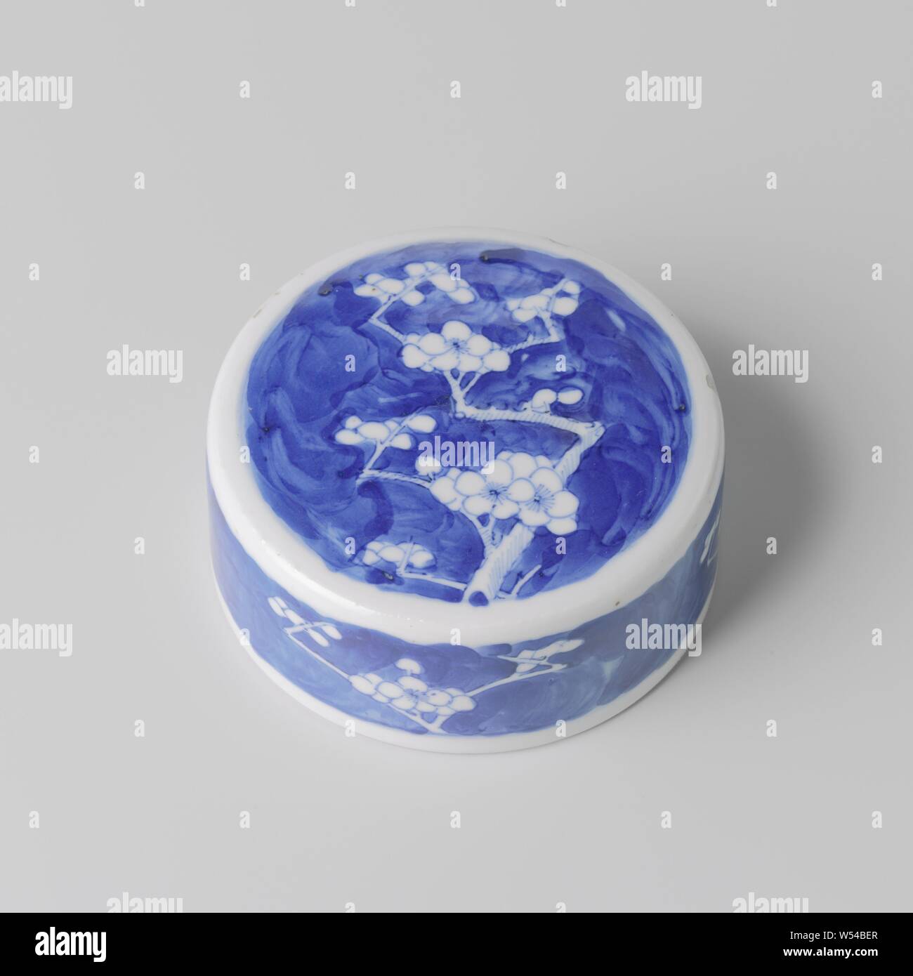 Cover with prunus sprays, Porcelain lid, painted in underglaze blue. On the top and the wall prunus branches saved in a blue background. Blue White., anonymous, China, c. 1680 - c. 1720, Qing-dynasty (1644-1912) / Kangxi-period (1662-1722), porcelain (material), glaze, cobalt (mineral), vitrification, d 12 cm Stock Photo