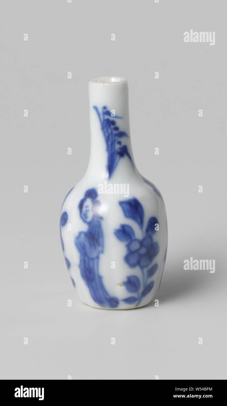Miniature bottle vase with flowering plants and Chinese ladies, Miniature six-lobed, bottle-shaped porcelain vase, painted in underglaze blue. On the wall six times alternately a flowering plant and a Chinese lady (long list). Blue and white ornament derived from plant forms, Chinese, anonymous, China, c. 1675 - c. 1724, Qing-dynasty (1644-1912) / Kangxi-period (1662-1722) / Yongzheng-period (1723-1735), porcelain (material), glaze, cobalt (mineral), painting, h 4.7 cm d 2.2 cm Stock Photo