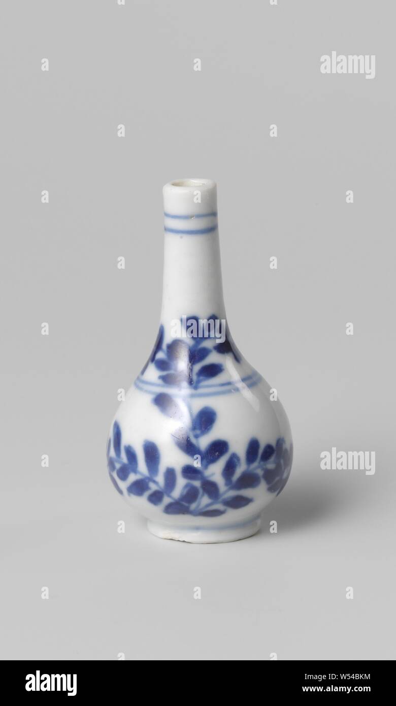 Miniature bottle vase with a flowering plant, Miniature bottle-shaped vase of porcelain with a pear-shaped body, painted in underglaze blue. A flowering plant on the wall and shoulder. The other side with a bow. Blue and white ornament derived from plant forms, anonymous, China, c. 1675 - c. 1724, Qing-dynasty (1644-1912) / Kangxi-period (1662-1722) / Yongzheng-period (1723-1735), porcelain (material), glaze, cobalt (mineral), painting, h 5.5 cm d 2.9 cm Stock Photo