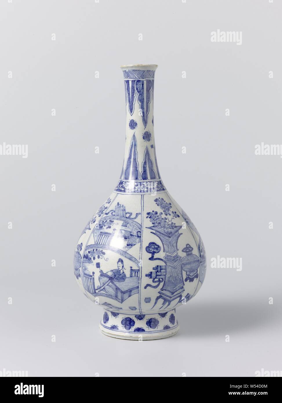 Vase Vase, Vase of faience after the example of Chinese porcelain from the Kangxi period, Chinese (other cultural aspects), De Grieksche A, Delft, c. 1722 - c. 1757, h 26.2 cm × d 13 cm, Weesp, c. 1759–1771 Stock Photo