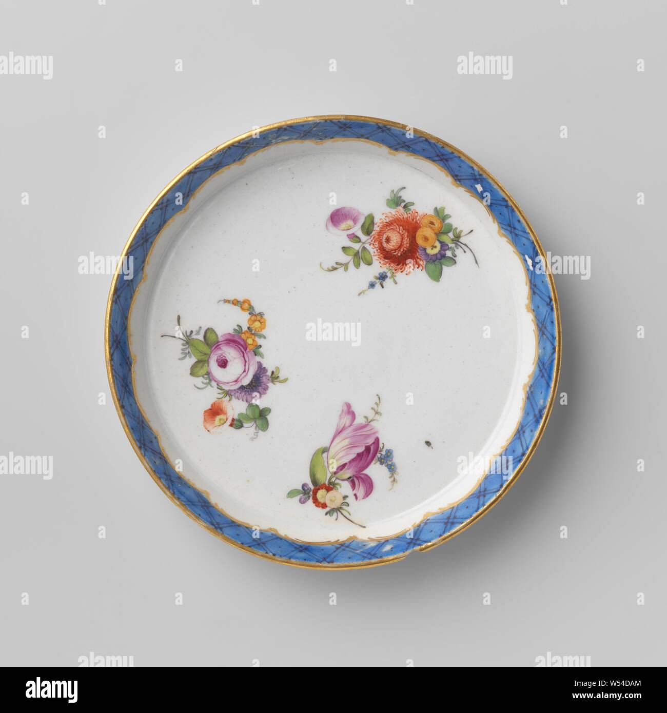 Saucer, painted with three bouquets and napkin, Porcelain saucer, multicolored with three bouquets. Along the edges of the dish blue napkin work between a piping and rocailles in gold. A golden stripe just above the base of the dish., Manufactuur Oud-Loosdrecht, Loosdrecht, c. 1778 - c. 1782, porcelain (material), h 2 cm × d 12.6 cm Stock Photo