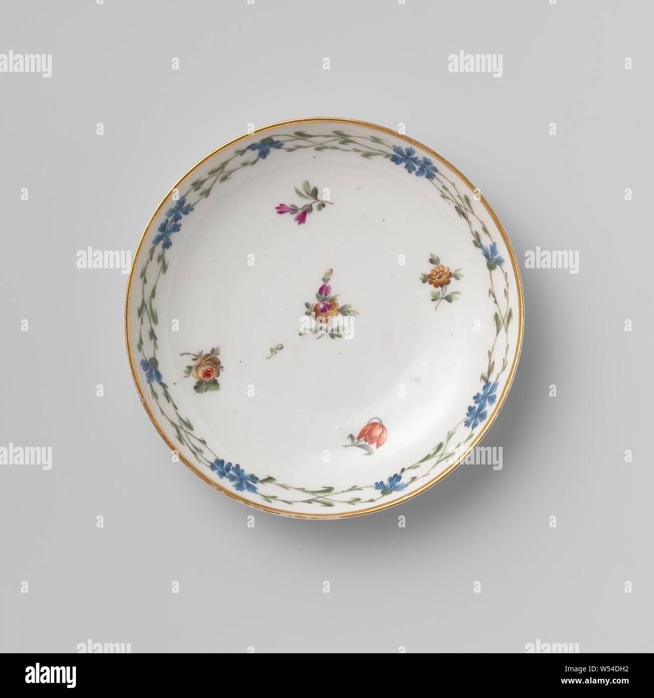 Porcelain dish, Painted with a border with cornflowers and loose flower sprays., Manufactuur Oud-Loosdrecht, Loosdrecht, 1774 - 1784, porcelain (material), d 12.0 cm × h 2.9 cm Stock Photo