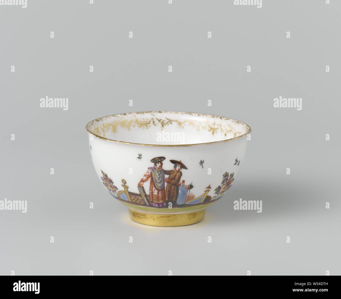 Cup and saucer Cup Head, multi-colored with chinoiseries, Painted porcelain head. The head is painted with a Höroldt chinoiserie. An ornament border in gold runs along the inside of the mouth rim. The head is marked., Meissener Porzellan Manufaktur, Meissen, c. 1730, porcelain (material), h 4.1 cm × d 7.3 cm Stock Photo