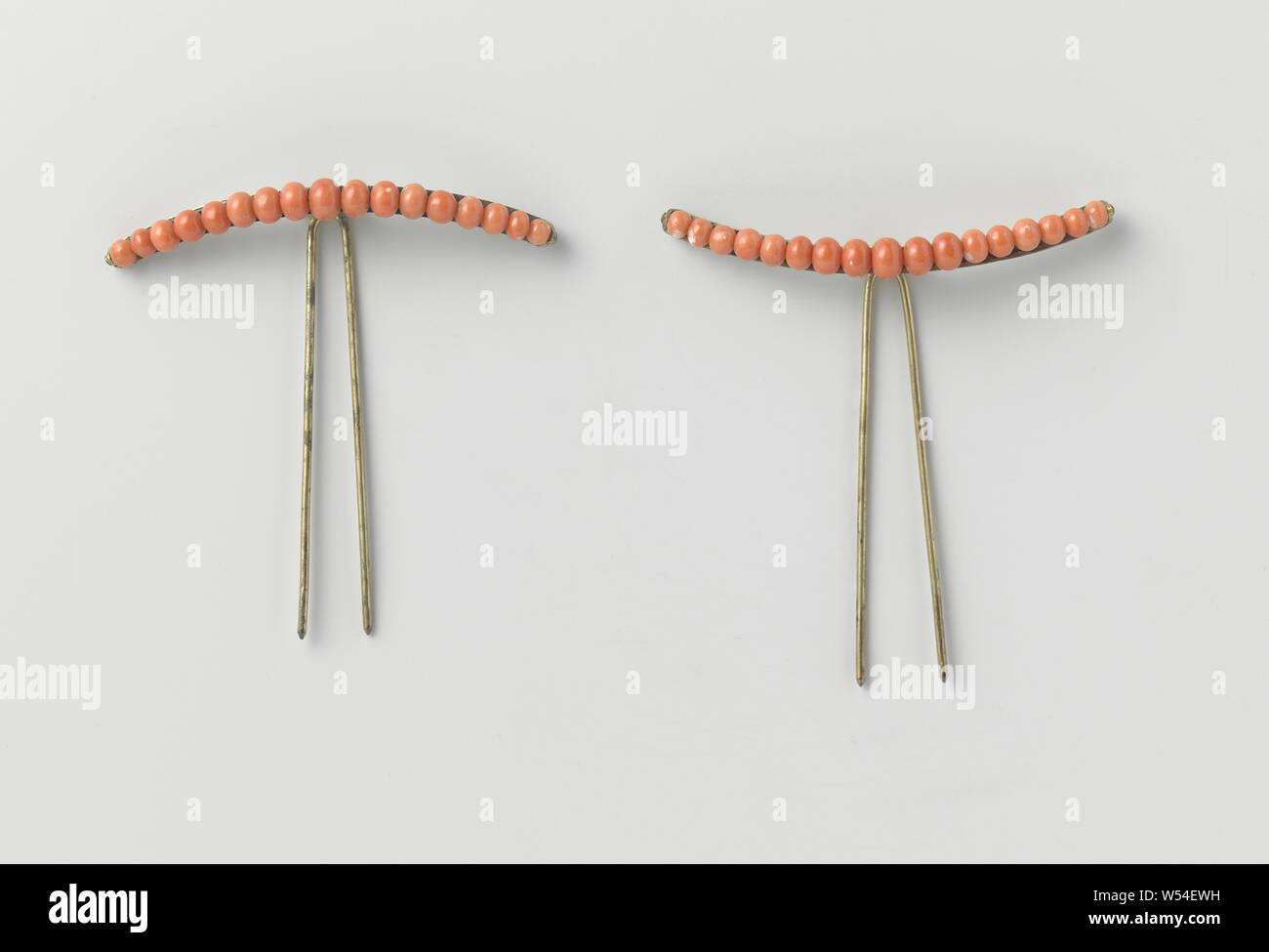 Hair comb with a curved edge on which seventeen round red coral corals and hinged, double copper-colored pen, Hair comb consisting of a two-toothed metal hairpin, on which a curved metal band with seventeen blood corals., sailor, rowing facing forward, pushing, saluting with flag, Jacob Hobein, anonymous, Netherlands (possibly), c. 1870, pen, decoratie, basting, l 8 cm × w 7 cm × d 1 cm Stock Photo