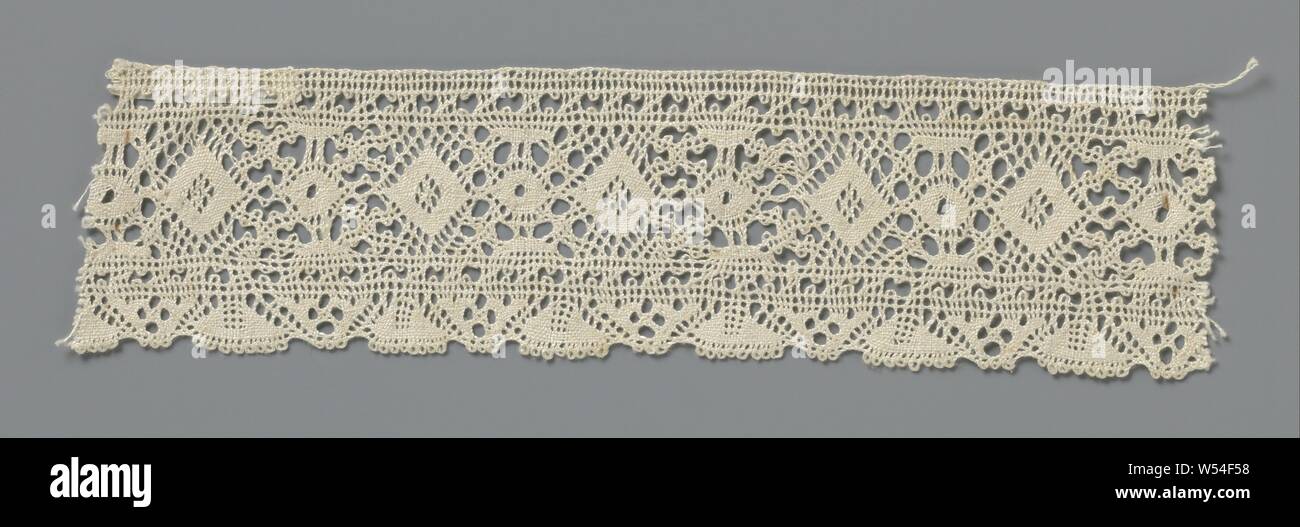 Strip of spool lace with diamonds and pointed oval and a border with triangles, Strip of natural spool lace, Swedish lace. The strip is attached to pins on a light blue cardboard with seven other strips. At the top of the cardboard is' Laces From Skåne. Sweden. ' written and under the strip is 'From Tosterup'. Tosterup is a castle in Skåne, located in the south of Sweden. The repeating pattern consists of a diamond interspersed with a pointed oval. Along the underside, connected triangles form a decorative band. The motifs are made in linen with cutouts. The top of the strip is finished Stock Photo