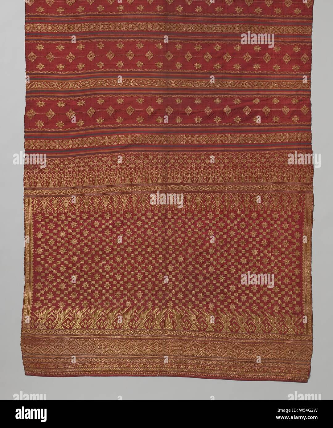 Cain of oriental silk fabric, Cain of red silk with a gold-woven decor. The midfield decorated with the so-called Bintang pattern. On the narrow sides a wide richly decorated border., anonymous, Sumatra, c. 1400 - c. 1850, silk, metal thread, l 260 cm × w 71 cm Stock Photo