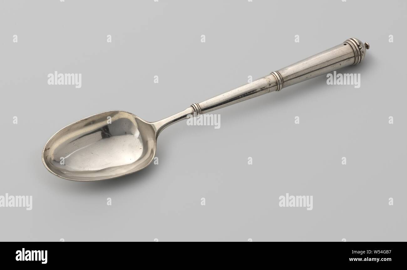 Pota spoon with marrow drill, Pota spoon of silver, with a deep, oval-shaped shovel. At the level of the middle profile ring, the rear part of the stem, which is equipped with a marrow drill, can be unscrewed. On the upper part a decorative monogram with the letters MLE., Jacob Helweg (I) (attributed to), Amsterdam, 1777, silver (metal), l 39.6 cm × w 7.4 cm × d 5.2 cm d 3.0 cm w 362 Stock Photo