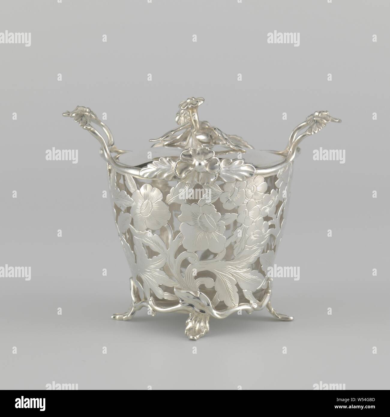 Mustard pot, Round mustard pot with four legs, two raised ears and a hinged lid, crowned by a handle. The mustard pot is also equipped with a colorless glass inner container. Marked and dated, flowers, ornament, Martinus van Stapele, The Hague,  1780, silver (metal), glass, sawing, h 9.9 cm × w 11.7 cm × w 231.0 cm Stock Photo