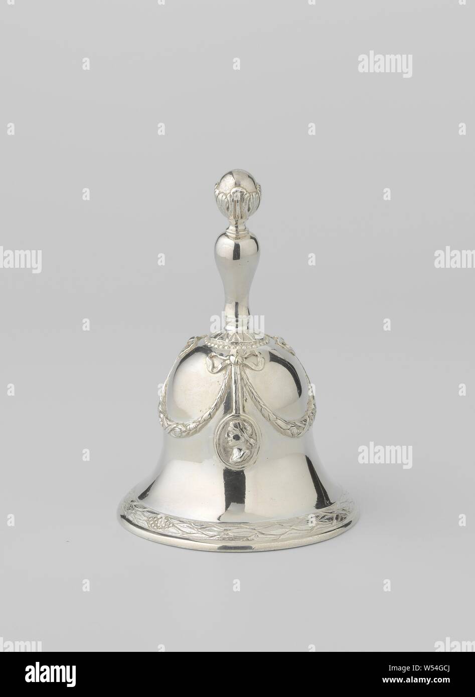 Table bell with garlands and portrait medallions, The bell-shaped bell has a baluster-shaped stem with a spherical knob, separated from the stem by a constricted part. Along the underside of the bell runs a slightly deepened wreath of bay leaves and berries tied with ribbons. The bell is adorned with three bound laurel garlands with berries, hung on ribbons of which there is always an oval medallion with a man's head turned to the left. Between bell and stem there is a low, rejuvenating connecting piece, superimposed with a star and surrounded by a pearl rim. The lower part of the button is Stock Photo