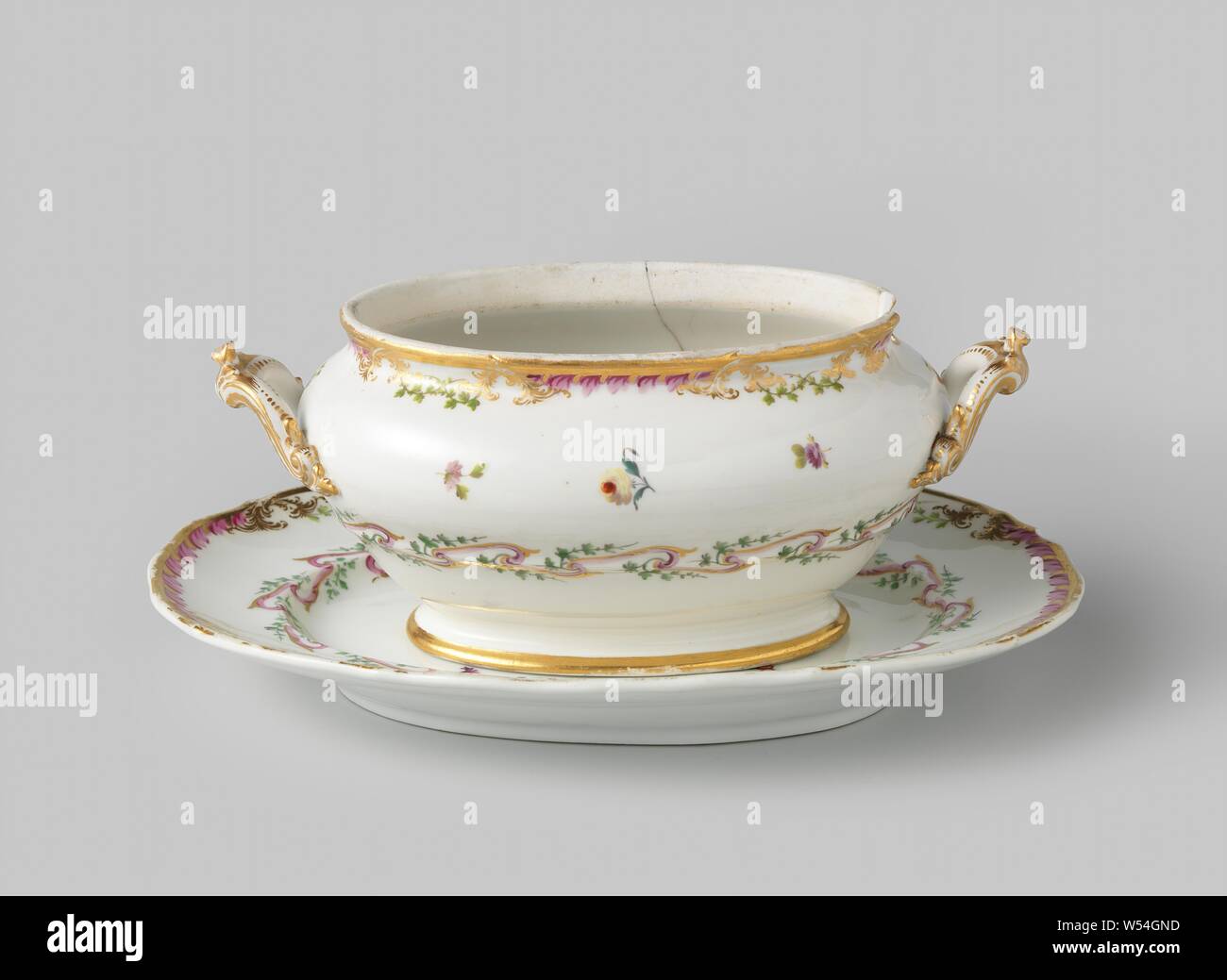 Sauce bowl, belonging to a service with a slung ribbon motif with leaves, flower bouquets and sprinkled flower branches, originally two, belonging to a porcelain service with a slung ribbon motif in purple and gold with green leaves, flower bouquets and sprinkled flower branches. Borders slightly corrugated with decoration in gold with a purple leaf motif between which green crossed leaf motif. Marked: M.O.L. and Amstel. Remark: second dish was handed over in 1948 to the International Museum of Ceramics in Faenza., Manufactuur Oud-Loosdrecht, Amsterdam, 1780 - in or before 1820, porcelain Stock Photo