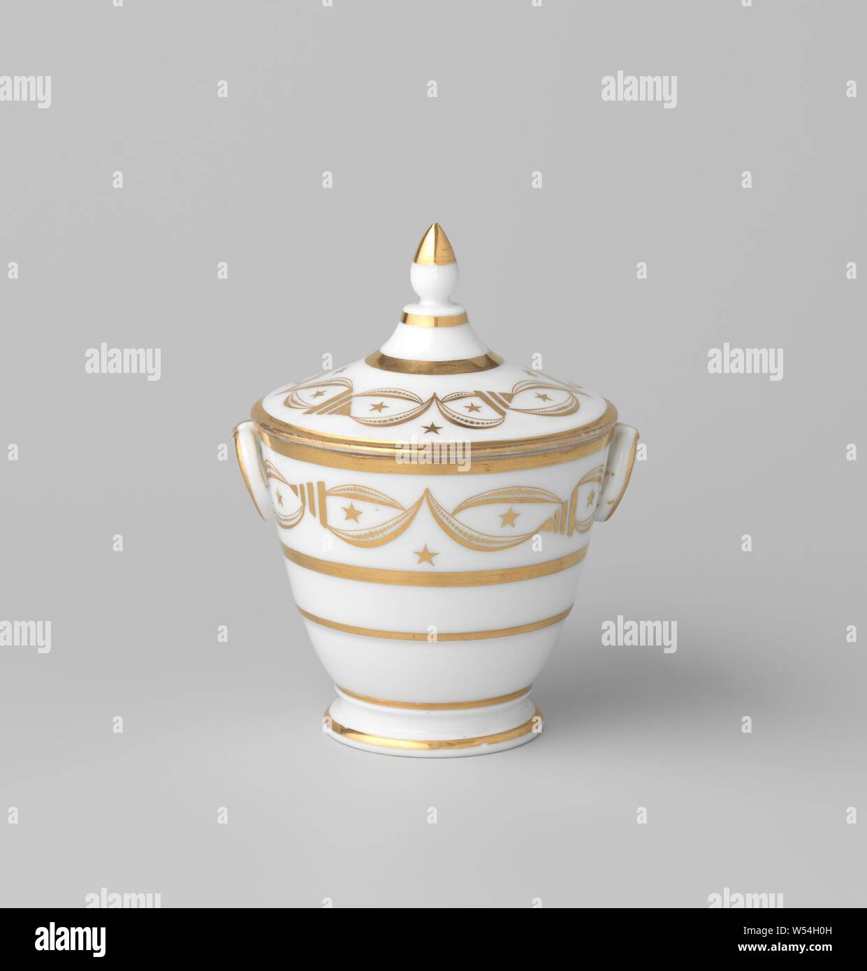 Sugar bowl with ornamental borders, France, c. 1800 - c. 1824, porcelain, glaze, gold (metal), vitrification, h 9.8 cm d 10.6 cm d 6.9 cm w 12.4 cm Stock Photo