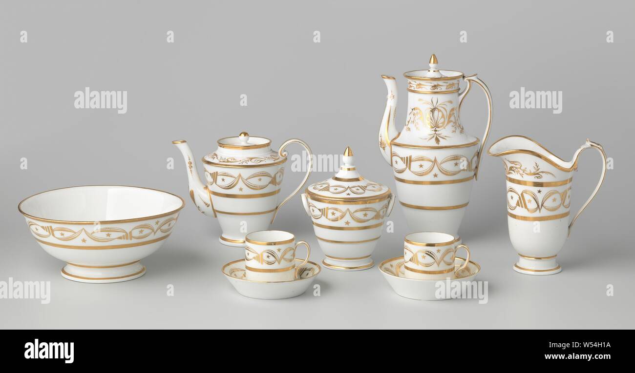 Service with stylized flower sprays and ornamental borders, porcelain service, painted on the glaze in gold. The service consists of a coffee pot, teapot, milk jug, sugar bowl, bowl and twelve cups with saucers. Decorated with stylized flower sprays and decorative bands. Empire., anonymous, France, c. 1800 - c. 1824, porcelain (material), glaze, gold (metal), vitrification Stock Photo