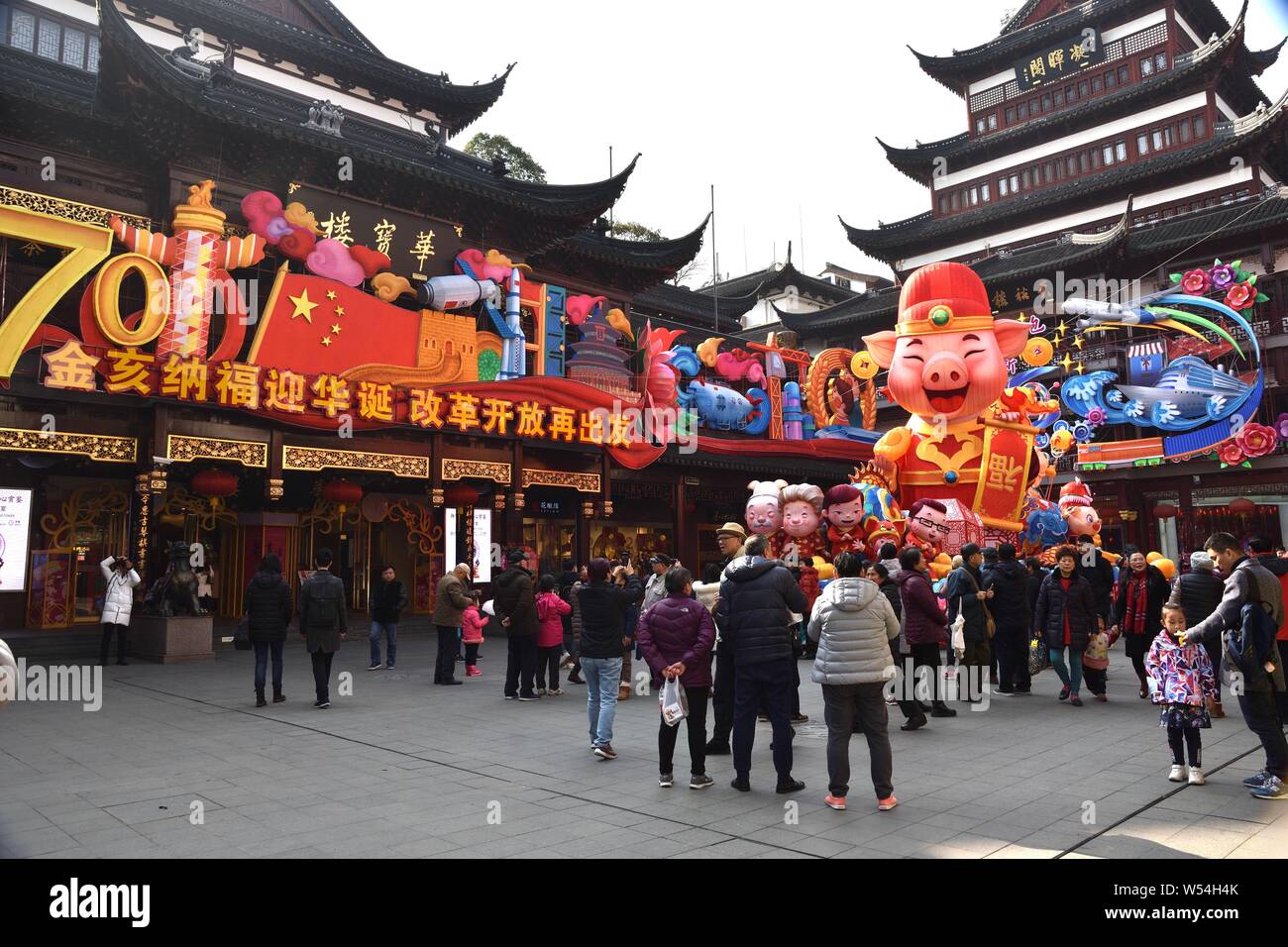 Tourists walk under traditional Chinese lanterns at Yu Garden or Yuyuan ...