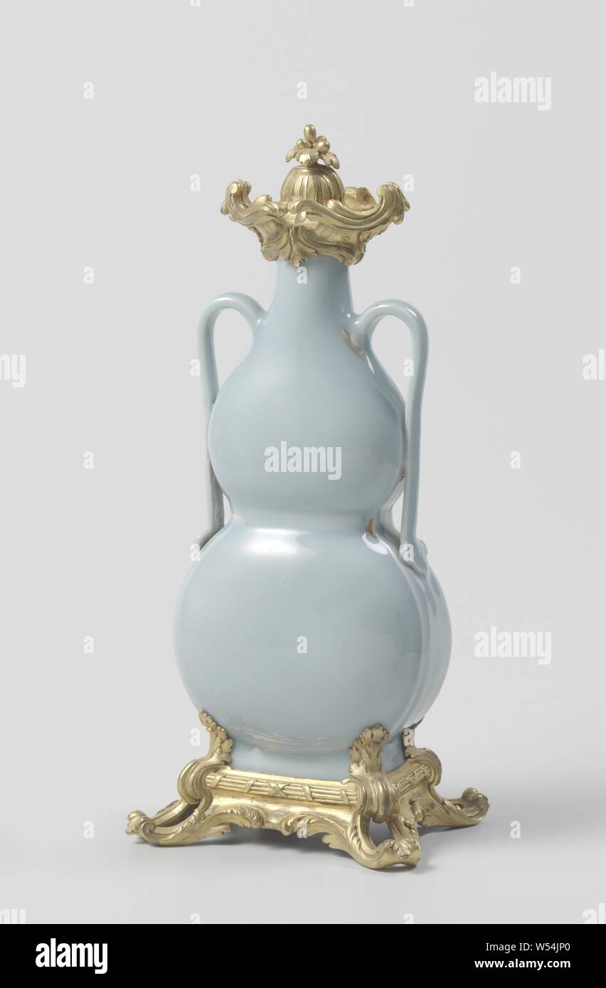 Pair of vases Vase with two ears, light blue, double use, with bronze frame, Vase with two ears, flattened shape, ornaments, art, anonymous, China, c. 1760 - c. 1765 and/or c. 1720 - c. 1750, Qianlong-period (1736-1795), porcelain (material), glaze, bronze (metal), gilding (material), gilding, h 37.8 cm × w 14.2 cm × d 11.5 cm w 14.2 cm × d 11.5 cm Stock Photo