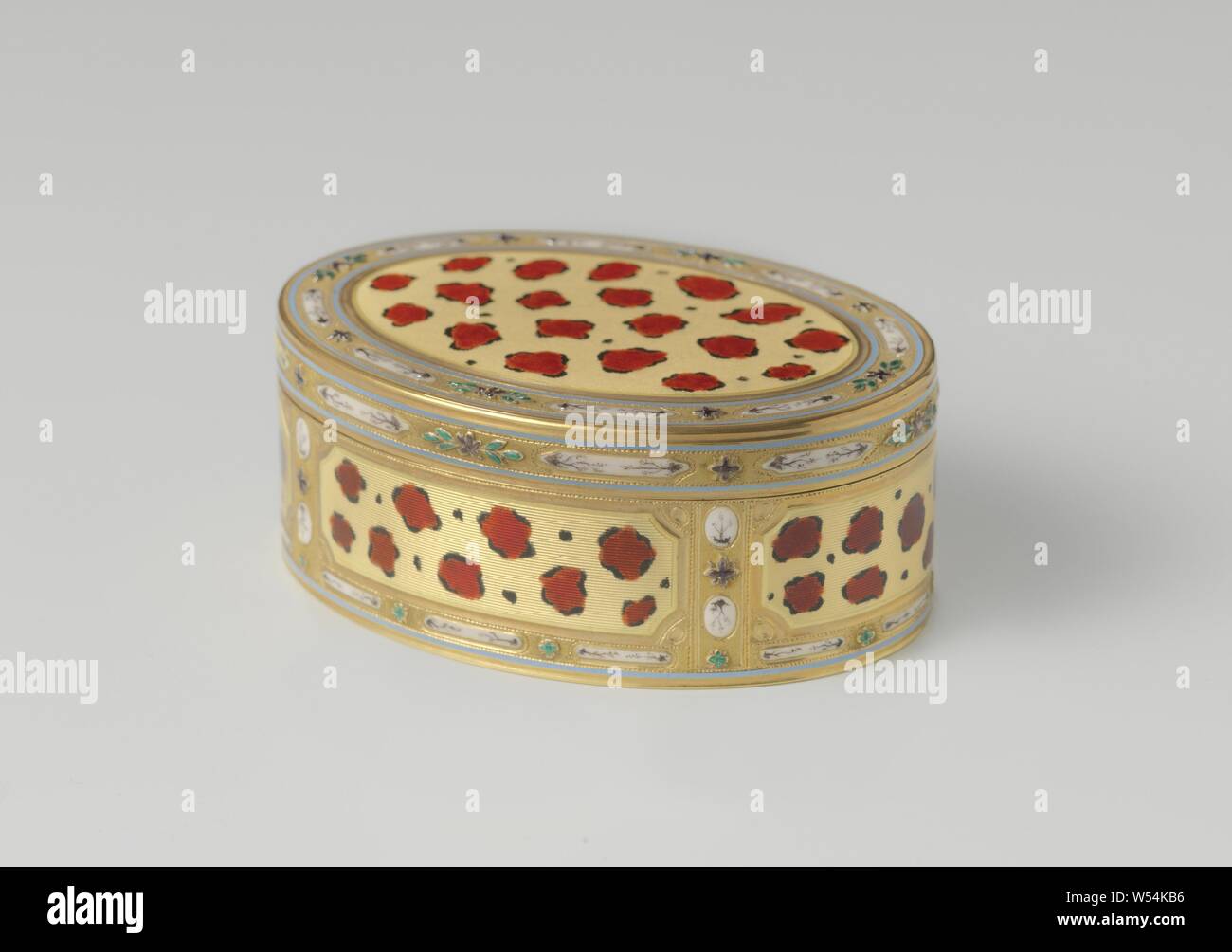 Snuff box with leopard design, Oval golden box, enameled with red-brown spots on yellow ground, like a leopard skin. The edges with green leaves and light violet strips on matted gold., anonymous, c. 1780 - c. 1790, gold (metal), h 3.5 cm × w 8.7 cm × d 6.6 cm Stock Photo