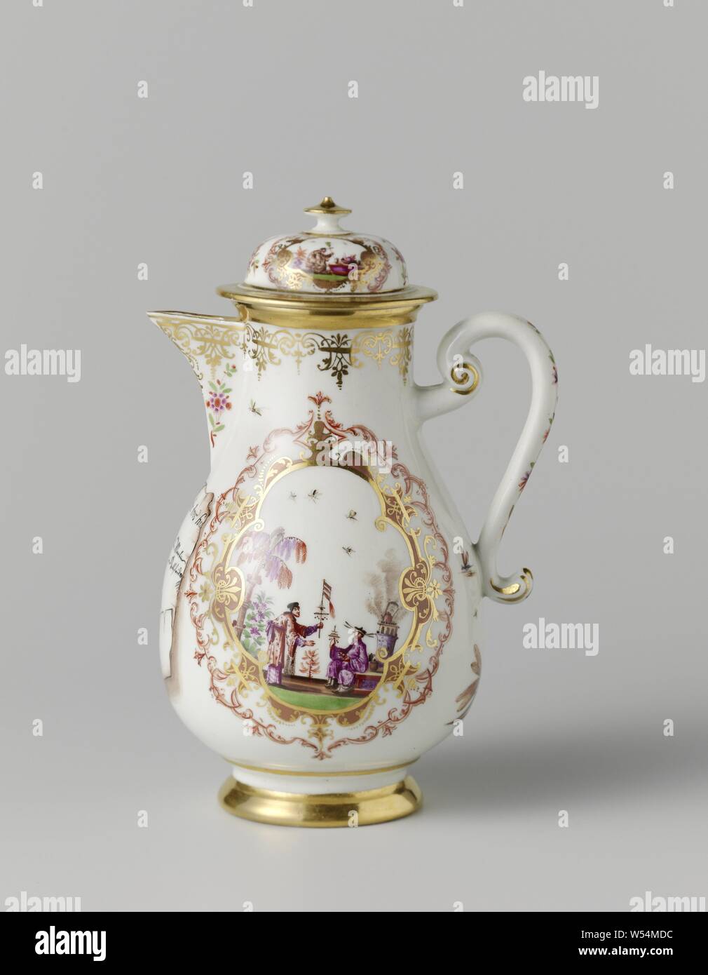 Coffee pot, painted in many colors with chinoiseries and a trompe l'oeuil, Coffee pot made of painted porcelain. The ear is C-shaped and the foot, mouth and spout are gilded. The jug is on body on both sides. Indian Blumen have been painted between the four steps of the lid and on the ear and spout. Under the spout a letter fragment and trompe l'oeuil with the text: 'Votre très hu [mble] Johann Martin Bottfridm ... nebst 1. Balln mit dem Sigl: CZ zur Fracht ge ... 6 Fev'. The jug is not marked., Meissener Porzellan Manufaktur, Meissen, 1729, porcelain (material), w 14 cm h 17.7 cm d 7 cm Stock Photo