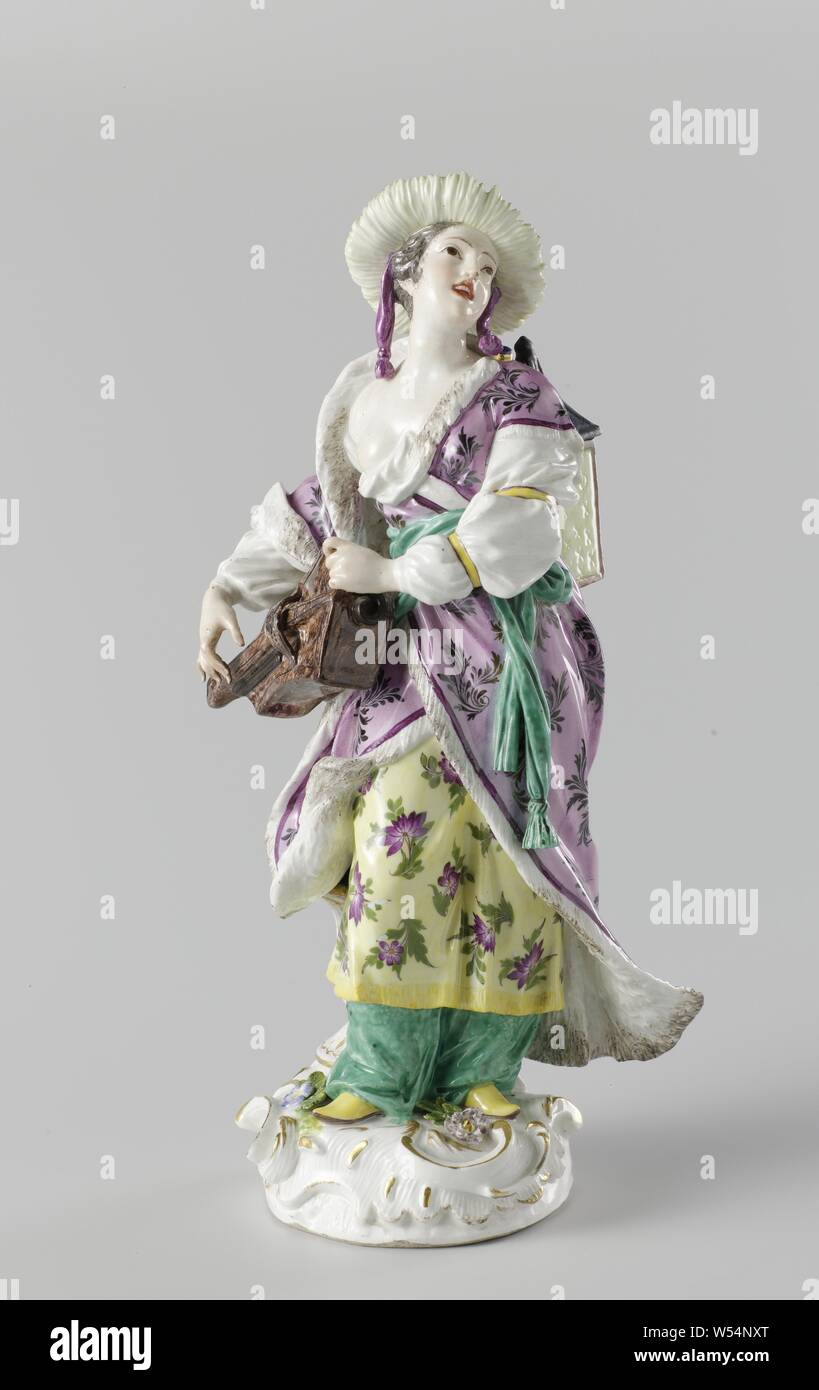 Pair of Malabars, Malabar, Figure of painted porcelain. The image represents a Chinese woman (Malabar). The statue has a partially gilt round pedestal in rococo style and is mounted on a gilt bronze pedestal. The woman plays on a hurdy-gurdy and carries a lantern on a belt on her back. The image is marked. Originally the figure stood on a gilt bronze pedestal, hurdy-gurdy player, lantern, vocal music, singing, anonymous, Meissen, 1748 - 1749, porcelain (material), bronze (metal), gilding, h 39.2 cm × w 17.2 cm × d 16.7 cm h 30.5 cm Stock Photo