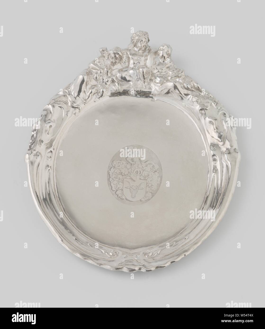 Drinking Bowl, Dish, Dish with lobe ornament border in which Bacchus, Venus, Amor, Ceres and Satyrkind, Oval dish of silver. On the smooth center piece a weapon, surrounded by a border of lobe ornament, in which Bacchus flanked by Venus with Amor and Ceres with Satyr child, auricular ornament, lobe style, ornament, (story of) Bacchus (Dionysus), Liber, (story of) Ceres (Demeter), (story of) Venus (Aphrodite), (story of) Cupid, Amor (Eros), Adam van Vianen (I), Utrecht, 1624, silver (metal), h 3.0 cm × w 25.5 cm × d 21.0 cm × w 370 Stock Photo