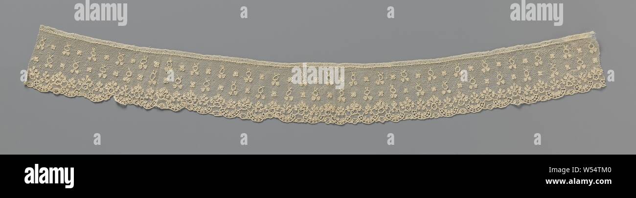 Strip of needle lace with berries and circle shapes, Strip of natural colored needle lace: gentlemen-Alençon. Scatter motif with two rows of alternating a berry or circle with two leaves underneath and a four-leaf clover. The scatter motif stands on a fine hexagonal mesh. A nuance in the berries by applying a finer hexagonal mesh. The pattern on the underside of the strip consists of horizontal arches between which and above which larger and smaller circle shapes. Branches with small heart-shaped and oval leaves spring from the circular shapes. Full work without recesses in the leaves Stock Photo