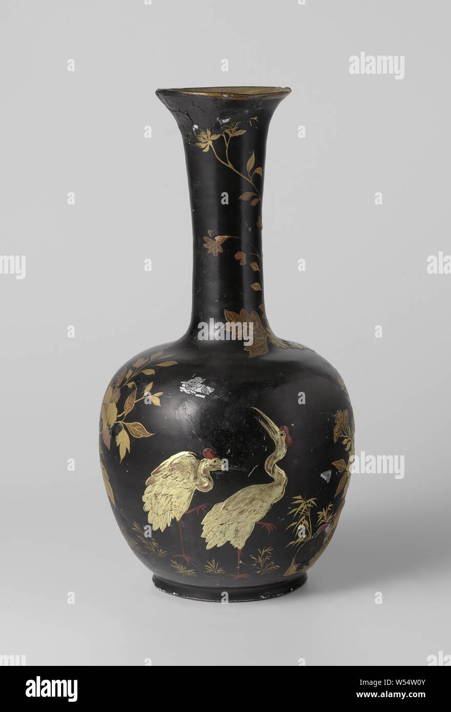 Black and gold vase hi-res stock photography and images - Alamy