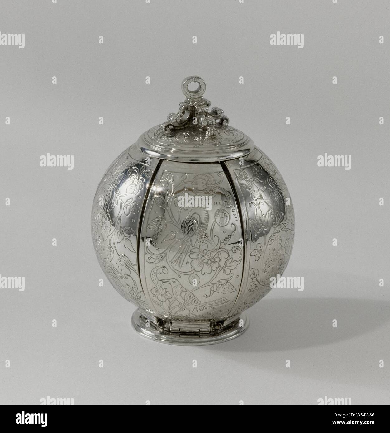 Pomander, Pomander of silver, on profile edge and falling open in six segments. The segments are closed with sliding covers. On the hexagonal outside an engraved decoration of tendrils and birds, birds, flowers, ornament, anonymous, c. 1600 - c. 1625, silver (metal), engraving, h 7 cm Stock Photo