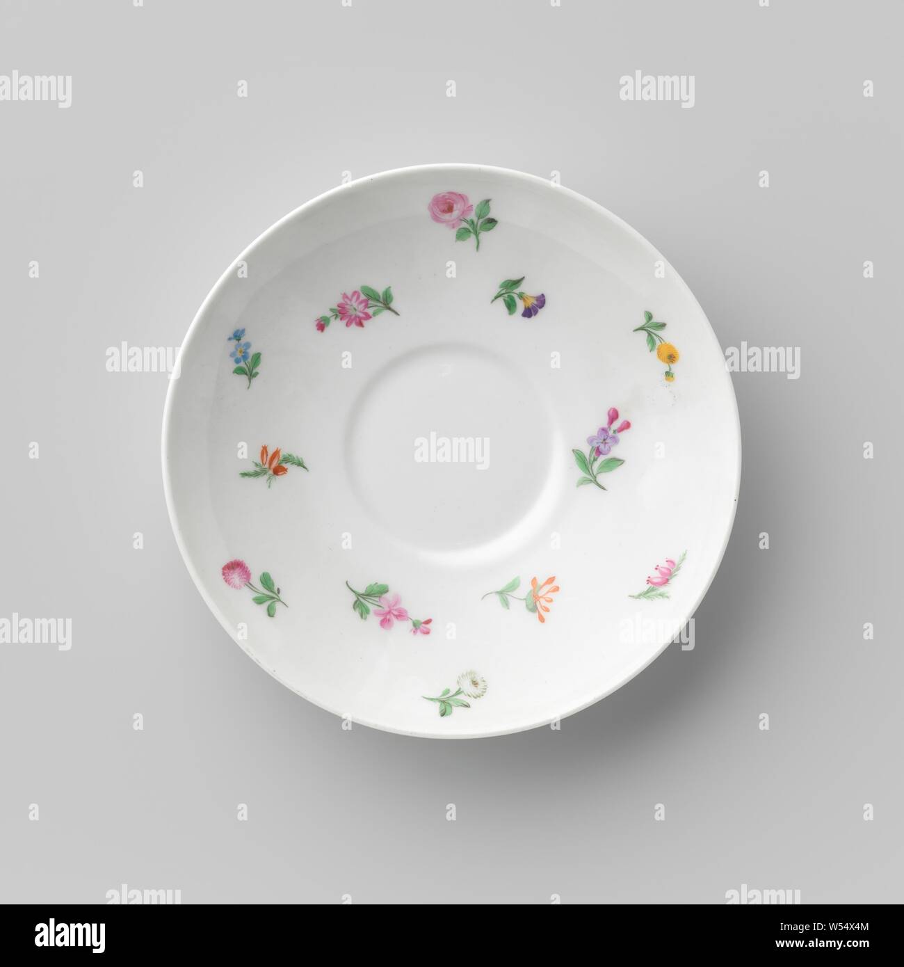 Saucer with flowers, Porcelain dish, painted on the glaze in blue, red, pink, green, yellow, purple and black. The inner wall is covered with small scatter flowers. The reverse side is decorated. Marked on the bottom with the scepter, the red apple with K.P.M and the year letter N (1913) and I., Königliche Porzellan Manufaktur, Berlin, c. 1913, porcelain (material), glaze, vitrification, h 3.2 cm d 14.5 cm d 7 cm Stock Photo