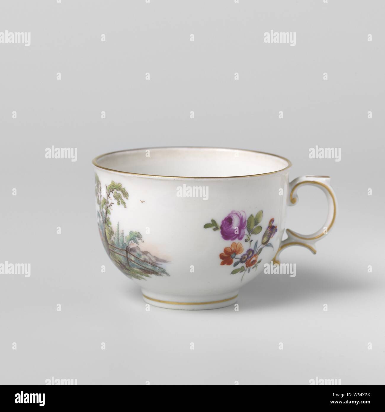 Cup with a landscape, Porcelain cup with a rocaille ear, painted on enamel and gold enamel. On the outside wall a landscape with two men in the foreground and a woman with a basket on her back. In addition, bouquets and scatter flowers. Gold lines on the foot and the ear. Gold border. Marked with the monogram of Catherine II of Russia. Possibly a 19th or 20th century counterfeit., anonymous, Sint-Petersburg, c. 1765, porcelain (material), glaze, gold (metal), vitrification, h 5.1 cm d 7.2 cm d 3.4 cm w 8.8 cm Stock Photo