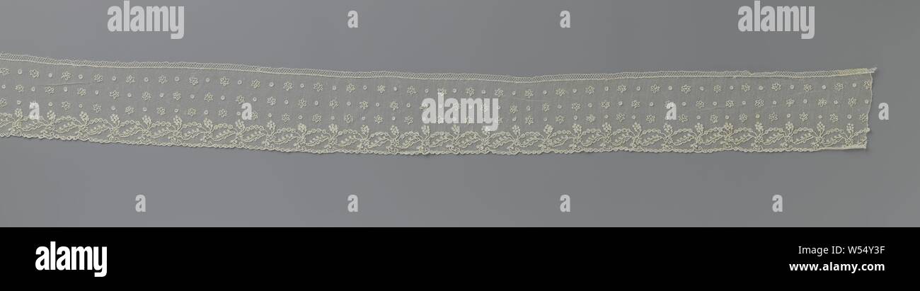 Strip of needle lace with sleeves and star shaped flowers, Natural-colored needle lace strip: Alençon lace. Scatter motif with three rows of always a star-shaped flower interspersed with a mushroom, on a fine hexagonal mesh. The pattern on the underside of the strip consists of arches with a lancet leaf below, filled with a decorative soil. The lancet leaves are connected to each other with a star-shaped flower. A cluster-shaped flower protrudes between the arches. The underside is finished with a curved edge by a concatenation of four circular cordons with a wheel icon in it. Always a curl Stock Photo