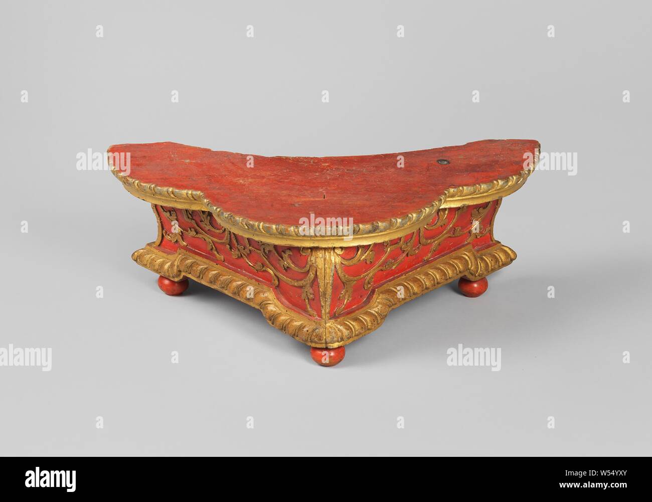 Triangular Plinth Triangular plinth hi-res stock photography and images - Alamy
