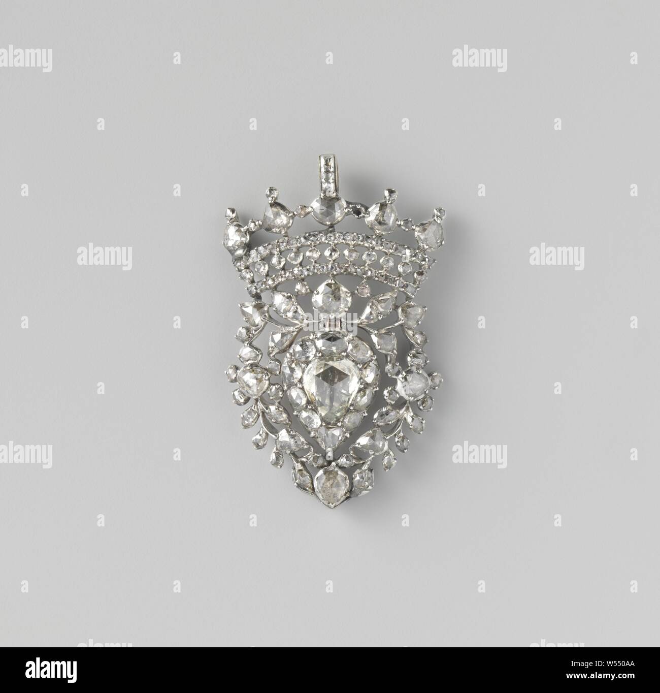 Vlaams Hart', Silver pendant, set with diamonds. In the form of a 'Flemish heart'. A large diamond hangs under an open-worked crown within a heart-shaped open leaf wreath. (Originally hung from a late monstrance and represents the heart of Mary.), Sacred heart of Mary, anonymous, Zuid-Nederland (possibly), c. 1785 - c. 1800, silver (metal), diamond (mineral), h 4.6 cm × w 3.0 cm Stock Photo