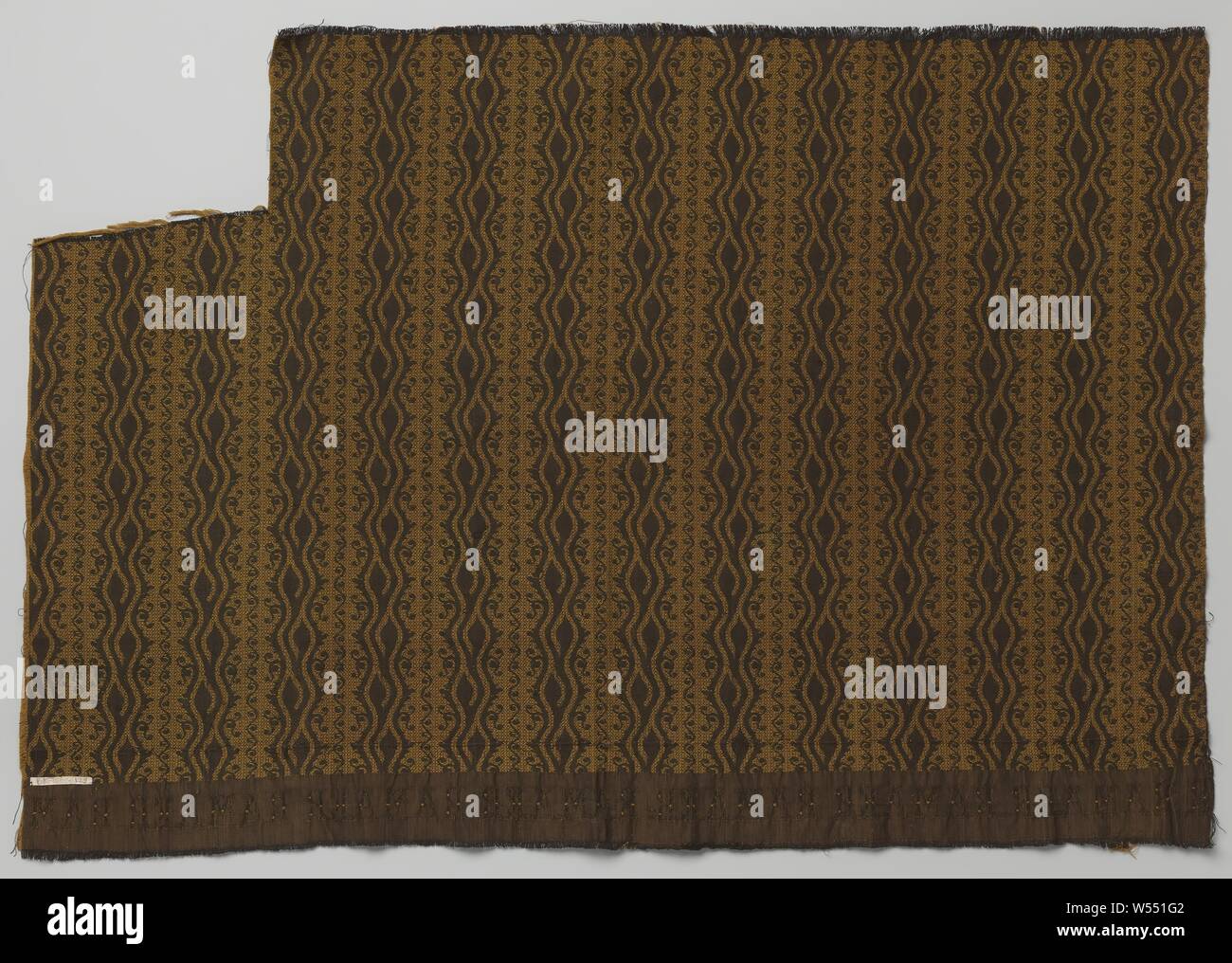 Curtain fabric with ornamented longitudinal stripes, Curtain fabric with ornamented longitudinal stripes. Bottom border with RAMAER weaving. Yellow impact on black chain. Top right part of 17 x 17 cm. cut out., W.G.J. Ramaer & Co., Netherlands, 1900 - 1925, cotton (textile), h 57.0 cm × w 84.0 cm Stock Photo