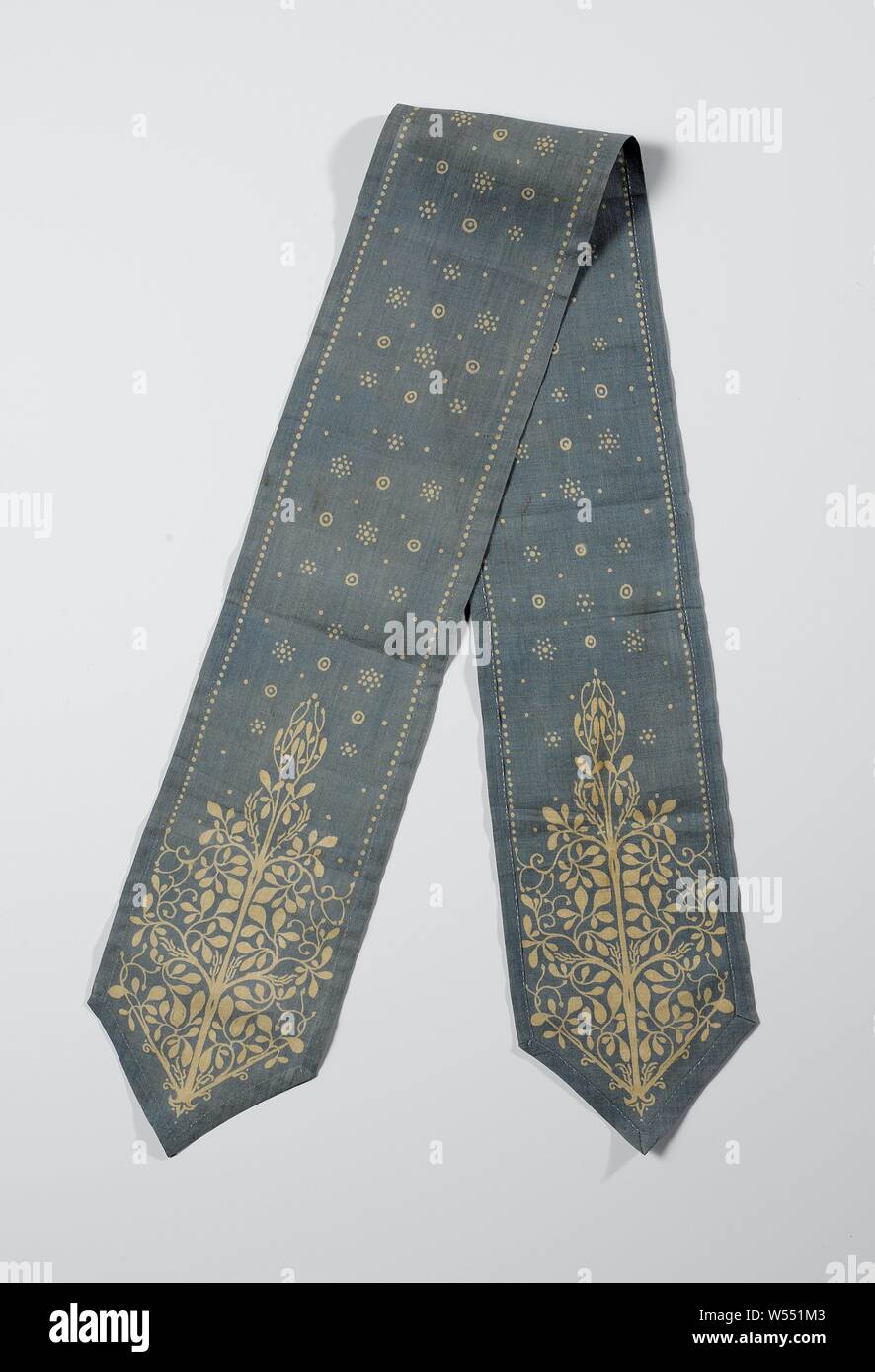Bookmark in blue with batik pattern, including a tree motif in the pointed ends, Bookmark in blue with batik pattern of a dotted line along the long sides, between dots and circles and a tree motif in the pointed ends. Hems are sewn to one side., Willem Karel Rees, Netherlands, in or before 1909, geheel, l 92 cm × w 10.2 cm Stock Photo