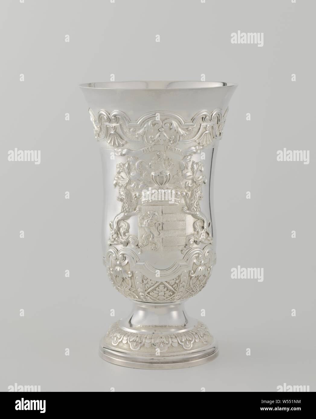 Communion set Supper cup, Supper cup of silver. Decorated with Louis XIV ornament borders with palmettes, chalices, leaf, grid and band work. With appliqued weapon from Philip Diodati, ornaments, art, Dirk Wor (attributed to), Dordrecht, 1736, silver (metal), h 20.5 cm × d 12 cm Stock Photo