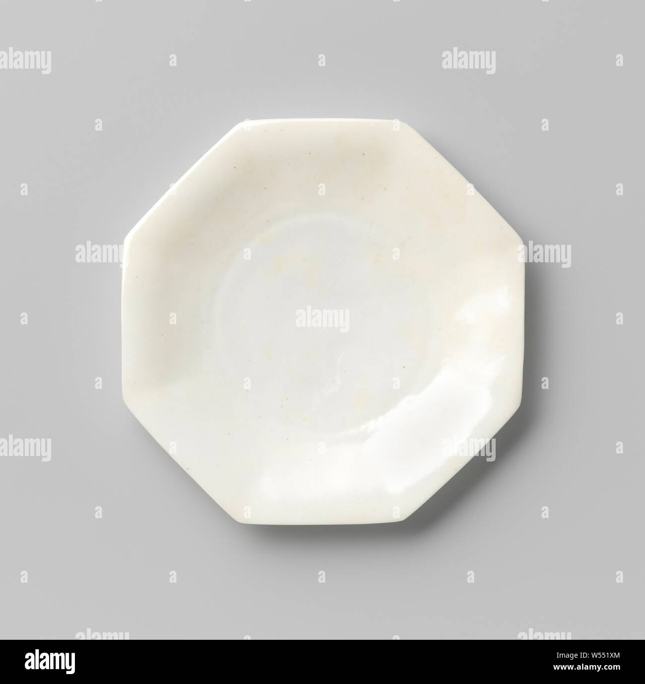 Dish, octagonal, white, Porcelain dish, associated with a cup (A). Not painted., N.V. Haagsche Plateelfabriek Rozenburg, The Hague, 1900 - 1925, porcelain (material), h 1.5 cm × w 13 cm × d 13 cm Stock Photo