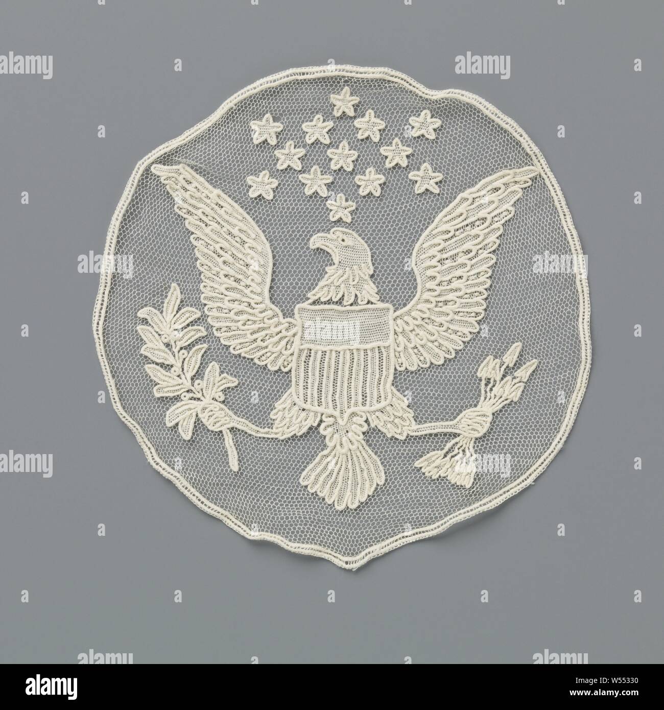 Insert of needle lace with the arms of the US, Insert of natural colored needle lace: war lace. Round model with the arms of the United States of America, with an eagle and stars. The insert was intended for a tablecloth on which the arms of the Allies would stand, with the theme of the Peace of Versailles, armorial bearing, heraldry, anonymous, Belgium, c. 1914 - c. 1918, linen (material), d 14 cm Stock Photo