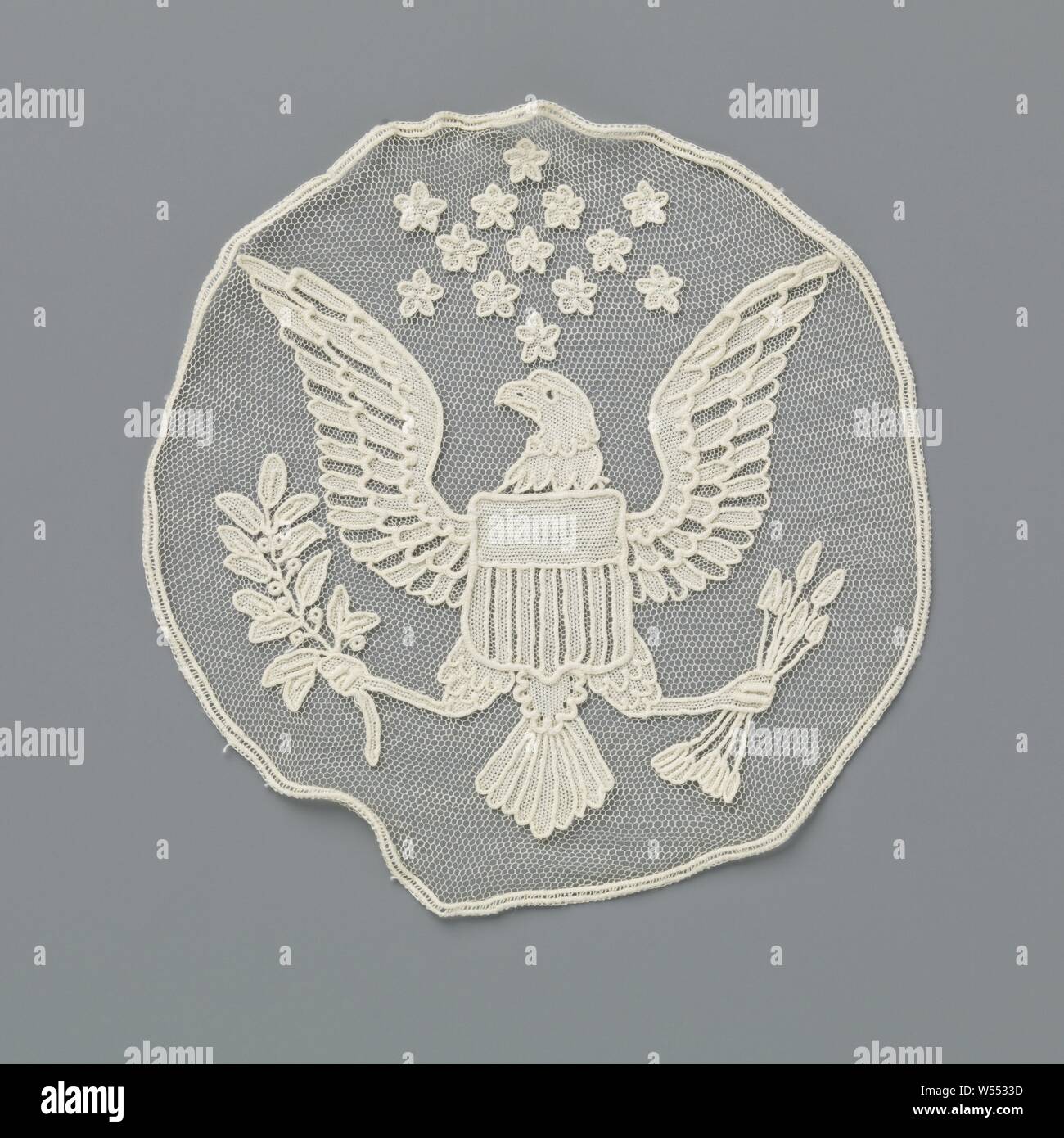 Insert of needle lace with the arms of the US, Insert of natural colored needle lace: war lace. Round model with the arms of the United States of America, with an eagle and stars. The insert was intended for a tablecloth on which the arms of the Allies would stand, with the theme of the Peace of Versailles, armorial bearing, heraldry, anonymous, Belgium, in or after 1914 - c. 1918, linen (material), d 14 cm Stock Photo