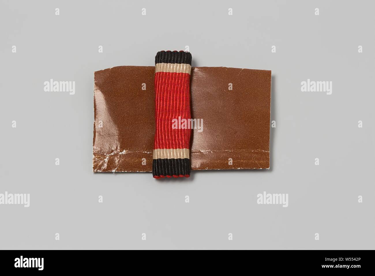 Striped ribbon of broad red between white and black piping, Striped ribbon of broad red between white and black piping. Possible daily order ribbon from Légion d'Honneur., anonymous, West-Europa, 1900 - 1925, metal, silk, w 3.3 cm × h 1 cm Stock Photo