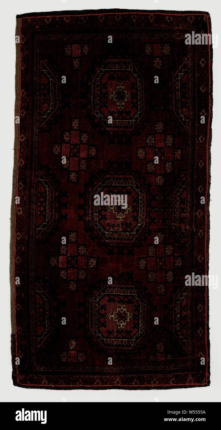 Tent bag cover, Salor Chuval. There are three whole and six sectioned gulle in midfield. Borders with geometric motif, interspersed with diamond-shaped figure. Edges are cut., Salor volk, Zuid-Turkestan, 1800 - 1900, pool, ketting, pool en inslag, h 66 cm × w 126 cm Stock Photo