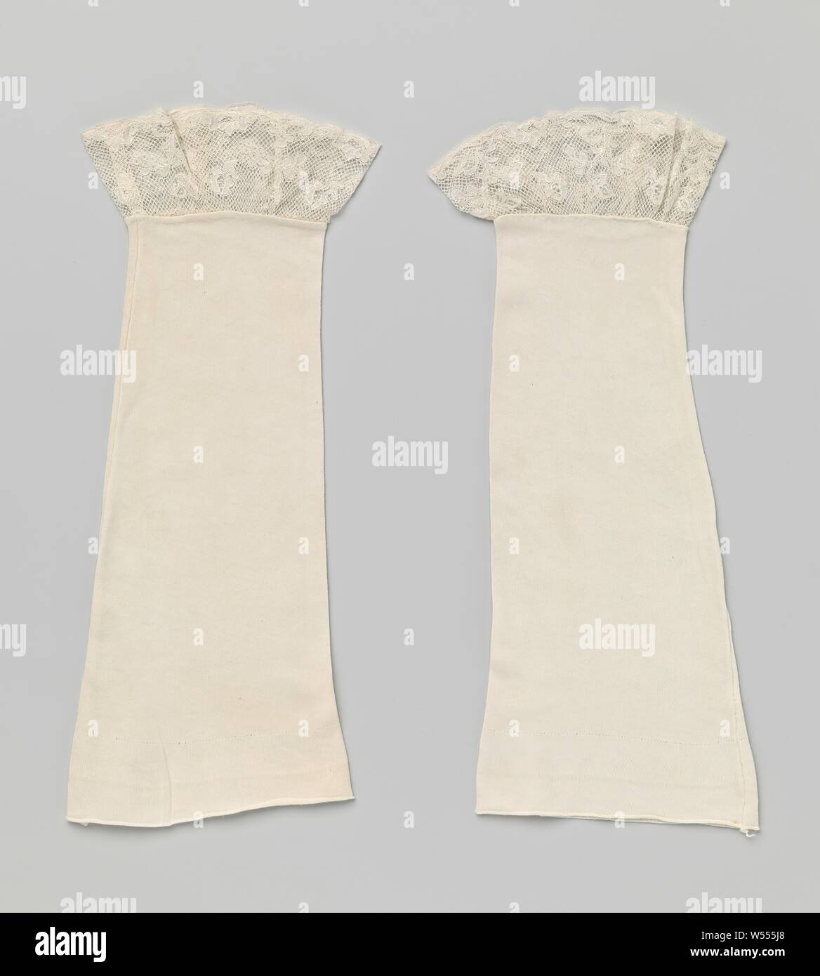 Lower sleeve of white jersey with cuff of machine side, Lower sleeve of jersey with cuffs of machine side. Model as a stocking leg with hanging wrinkled lace strip, imitation of the Mechelen side. Lower sleeve marked 'Thyra 9', anonymous, West-Europa, c. 1935, cotton (textile), l 32 cm × w 13 cm Stock Photo