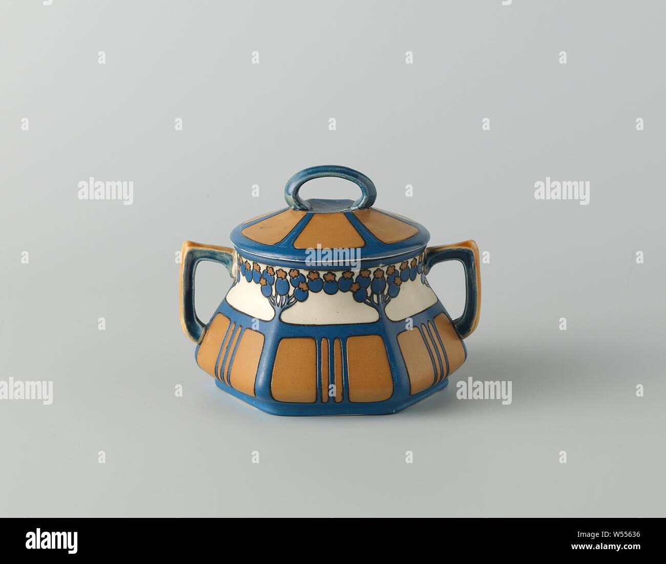 Sugar bowl lid, belonging to a tea set of chromolith stoneware, decorated in blue and tan, Villeroy & Boch Keramische Werke K.G., Mettlach, c. 1911 - c. 1912, stoneware, h 4.3 cm × d 8.5 cm Stock Photo