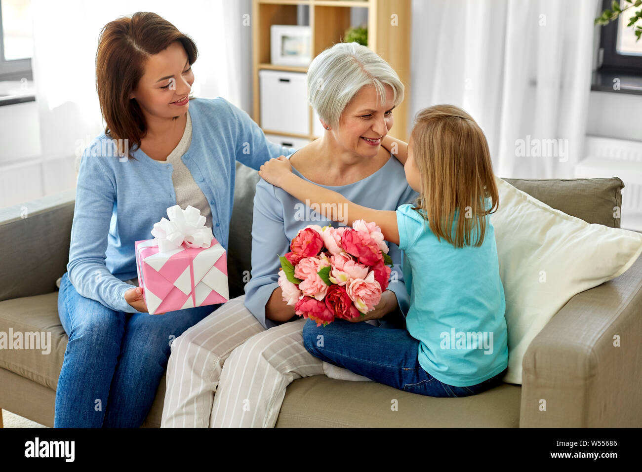 Как и чем можно порадовать близких. Женщина мать и жена. Подарок девушке. Женщина мать и жена. Девушка дарит подарок.