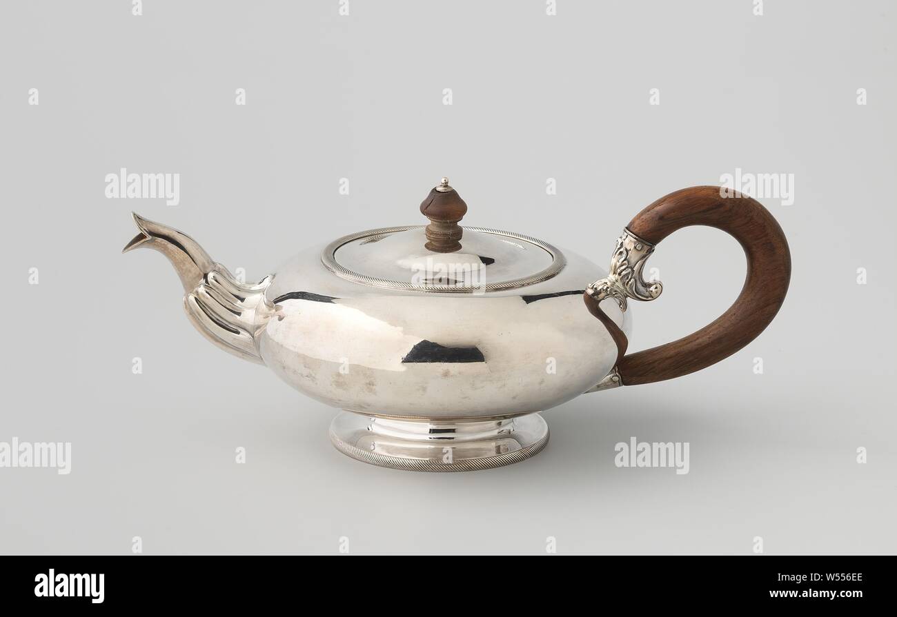 Teapot, spherical, with crackles on the spout, The constricted foot rests on the base, which has a slightly convex wall. The printed convex vessel has a large round opening in the top, into which the loose lid fits. The lower part of the S-shaped curved spout is decorated with large balls. The top silver mount of the C-shaped curved rosewood ear is decorated with a leaf volute. Cable rims run around the base and around the opening. The slightly curved lid has a twisted mushroom-shaped knob made of walnut, which is crowned by a small silver cap., Fa. Benten, Amsterdam, 1849, silver (metal Stock Photo