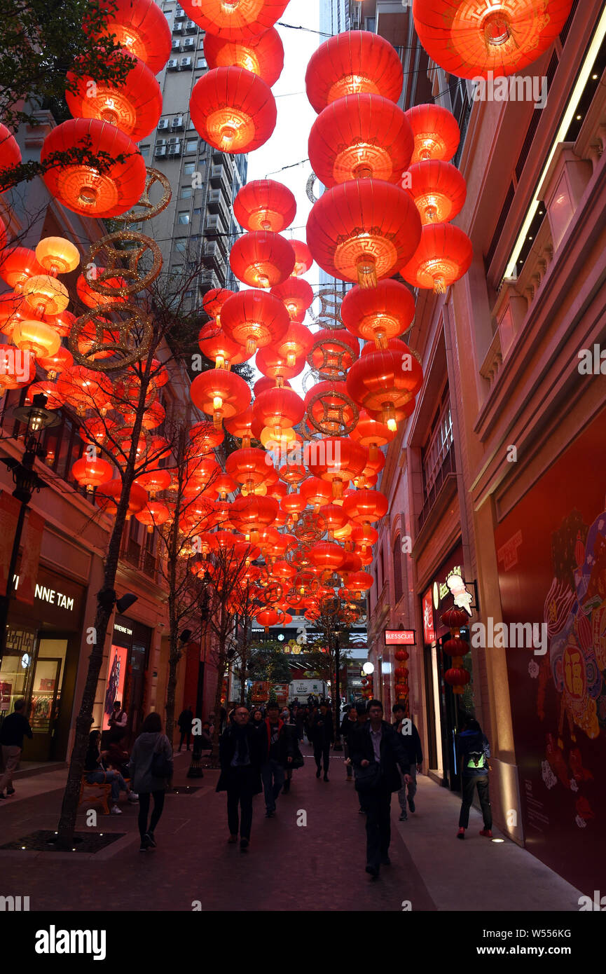 Hong K Ang L Nrg O T Autd A Ar New Y O Nr Walkway L O O Tung Av Onu O Is Hung With Red Lanterns In Celebration Of The Upcoming Chinese Lunar New Ye Stock Photo Alamy