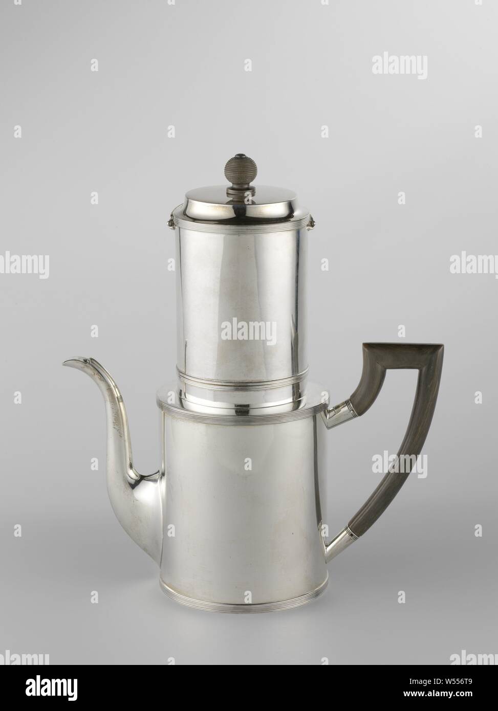 Drip filter coffee pot Coffee filter jug, round, with fillet edges, The cylindrical pot has a flat top with a large round opening, surrounded by a raised wall. The spout is bent S-shaped and has a hinged lip. The leg ear has two right angles at the top and has silver mounts. The cylindrical top piece fits into the opening in the top, the bottom of which has a large number of small holes. It has an arched, hinged handle and is equipped with a loose pusher composed of a slightly curved plate and a conical handle, and with a separate filter consisting of a bottom with large holes, and a straight Stock Photo