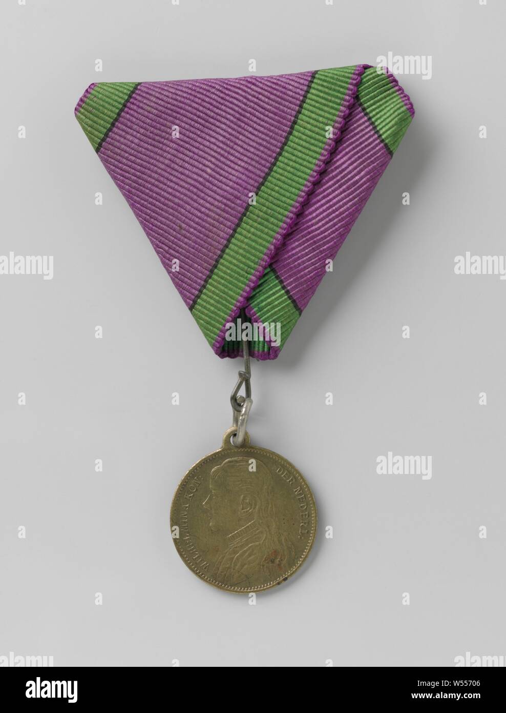 Archer's medal with Wilhelminamunt, medallion on the eyelet and purple ribbon with green stripes on either side Front portrait of Wilhelmina and profile to the left with a text. Backside two crossed guns with a target in the middle surrounded by laurel branches, Wilhelmina (Queen of the Netherlands), anonymous, Netherlands, c. 1890 - c. 1910, bronze (metal), textile materials Stock Photo