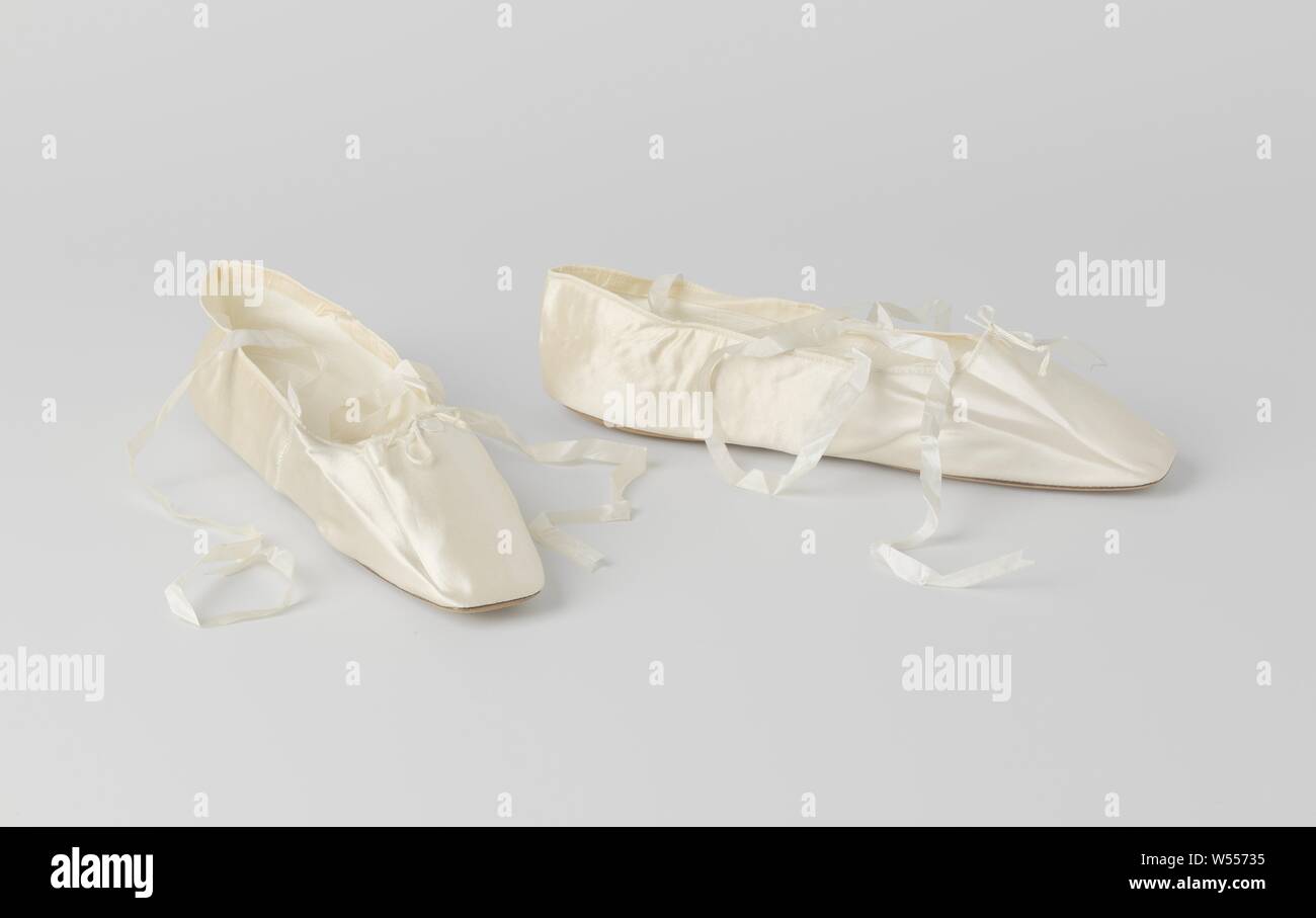 Bridal shoe flat model with ankle strap and thin white silk ribbons of cream satin, decorated with a small white satin bow, Bridal shoe of cream satin. Flat model with ankle straps. Cover with truncated nose. Back cover closed, in one piece. Opening finished with slit and with drawstring. Flat heelless sole, without left / right difference, waisted in center and round heel. Thin white silk ribbons to wrap around the lower leg. At the front a tiny little bow made of white satin ribbon. Worn in 1835 by Baroness H.A.F. van Slingelandt (see map)., anonymous, Netherlands (possibly), in or before Stock Photo