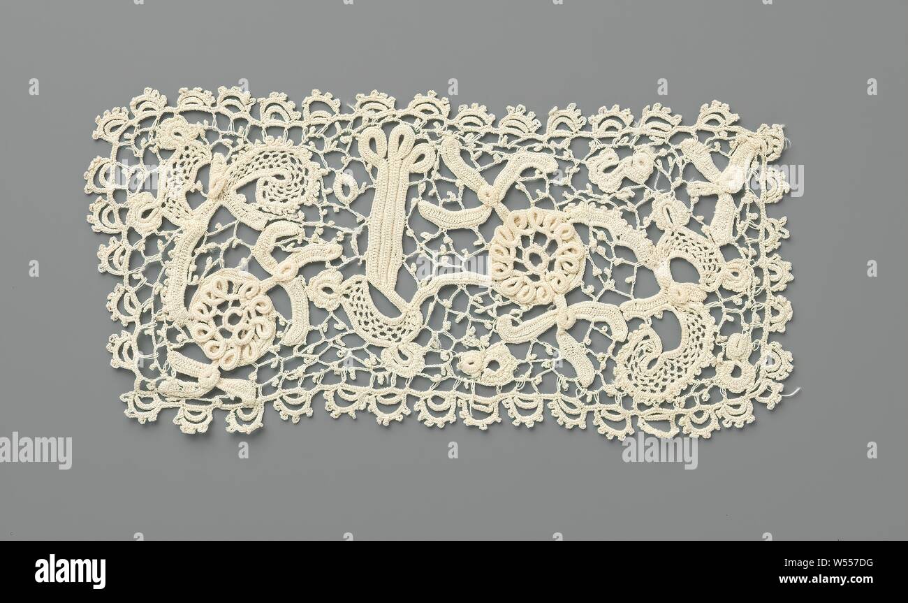 Crochet lace cuff with round flowers and elongated calyx flowers, Natural Irish crochet lace cuff. Rectangular model. Pattern with two round flowers and two elongated calyx flowers. The cuff is finished all around with a scalloped edge of double bows, with picots on the outer bows., anonymous, Netherlands (possibly), c. 1900 - c. 1910, cotton (textile), h 10.5 cm × w 20 cm Stock Photo
