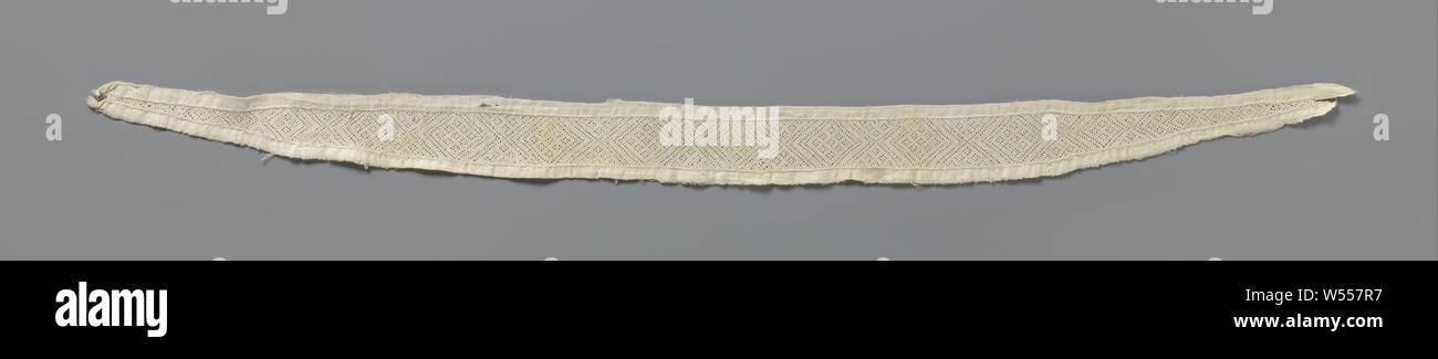 Strip of buttonwork with small and large diamonds, Strip of natural-colored buttonwork made with a needle. Pattern of small and large diamonds. The strip has tapered ends and at the top and bottom it is trimmed with a double folded edge of linen., anonymous, Fez, c. 1800 - c. 1899, linen (material), l 84.5 cm × w 5.3 cm Stock Photo