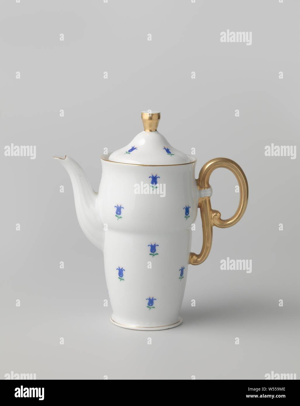 Cover of a coffee pot with flowers, Cover of a porcelain coffee pot painted on the glaze in blue, red, green and gold. Decorated with blue flowers and a conical, golden lid button., Pirkenhammer, Karlovy Vary, c. 1935, porcelain (material), glaze, gold (metal), vitrification, h 6.4 cm d 7.4 cm Stock Photo